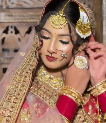 Detailed bridal makeup and traditional jewellery